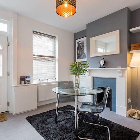 Ashton House - Stylish 2 Bedroom House, Close To Luton Town Center & Airport Extérieur photo