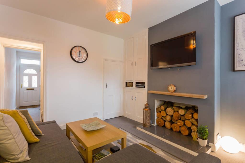 Ashton House - Stylish 2 Bedroom House, Close To Luton Town Center & Airport Extérieur photo