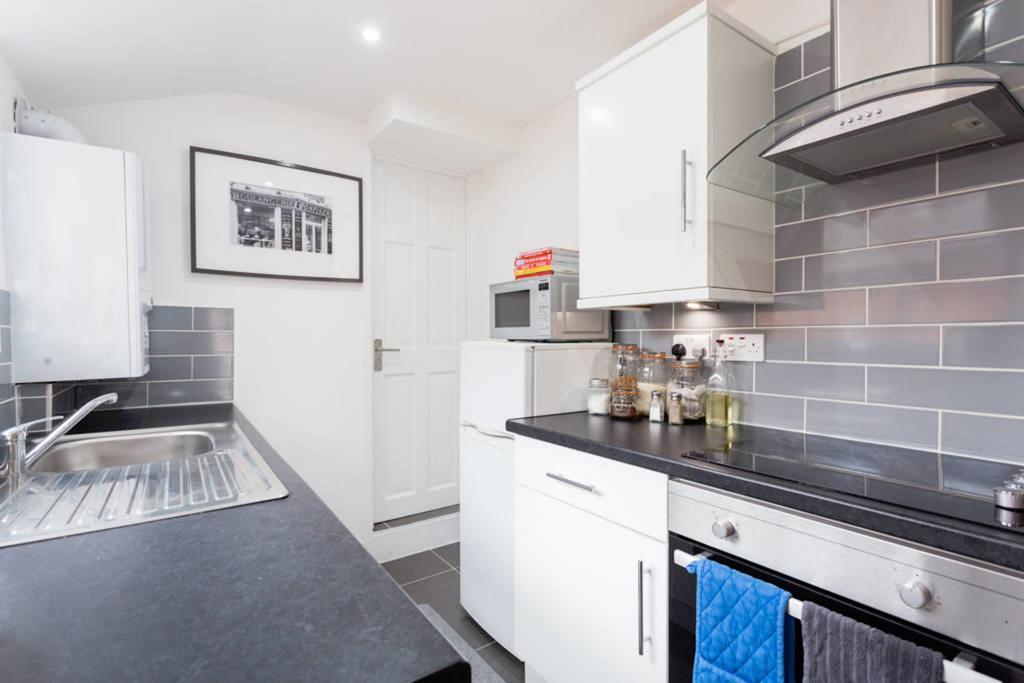 Ashton House - Stylish 2 Bedroom House, Close To Luton Town Center & Airport Extérieur photo