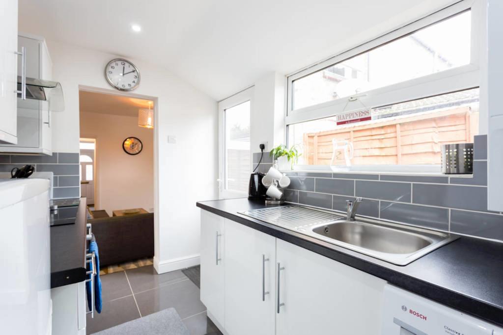 Ashton House - Stylish 2 Bedroom House, Close To Luton Town Center & Airport Extérieur photo