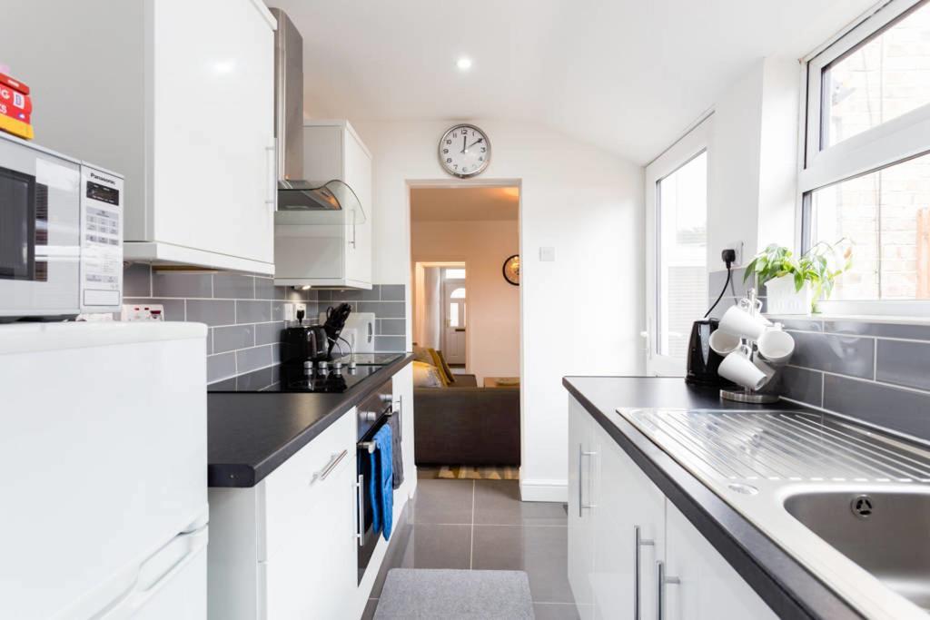 Ashton House - Stylish 2 Bedroom House, Close To Luton Town Center & Airport Extérieur photo