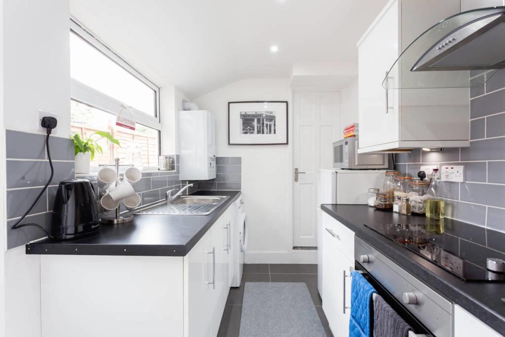 Ashton House - Stylish 2 Bedroom House, Close To Luton Town Center & Airport Extérieur photo