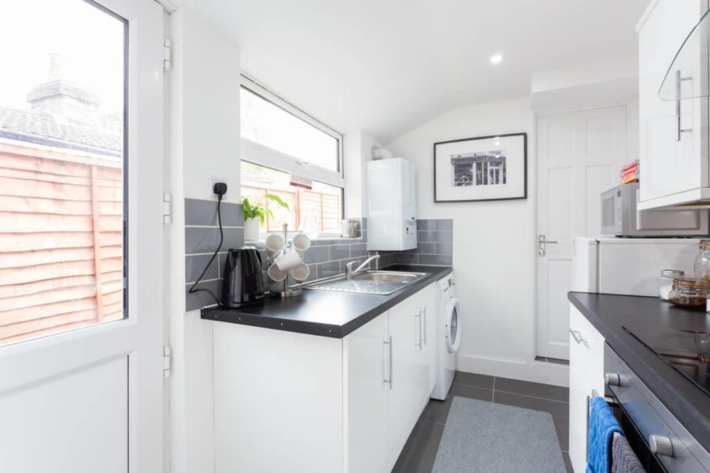 Ashton House - Stylish 2 Bedroom House, Close To Luton Town Center & Airport Extérieur photo