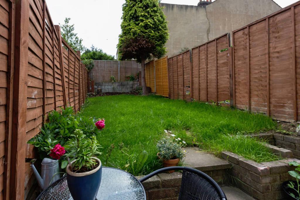 Ashton House - Stylish 2 Bedroom House, Close To Luton Town Center & Airport Extérieur photo