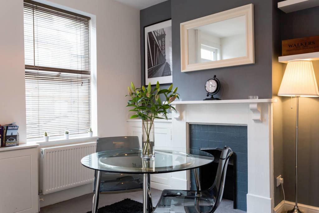 Ashton House - Stylish 2 Bedroom House, Close To Luton Town Center & Airport Extérieur photo