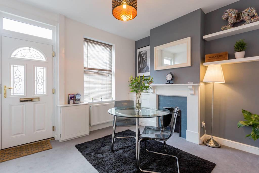 Ashton House - Stylish 2 Bedroom House, Close To Luton Town Center & Airport Extérieur photo