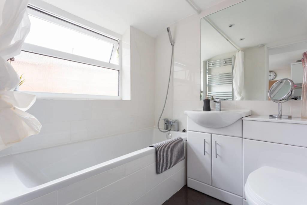 Ashton House - Stylish 2 Bedroom House, Close To Luton Town Center & Airport Extérieur photo